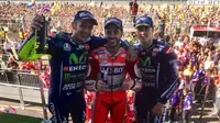 Pebalap Ducati Andrea Dovizioso (tengah) melengserkan Marc Marquez dari puncak klasemen sementara setelah memenangi MotoGP Inggris, Minggu (27/8/2017). (MotoGP)