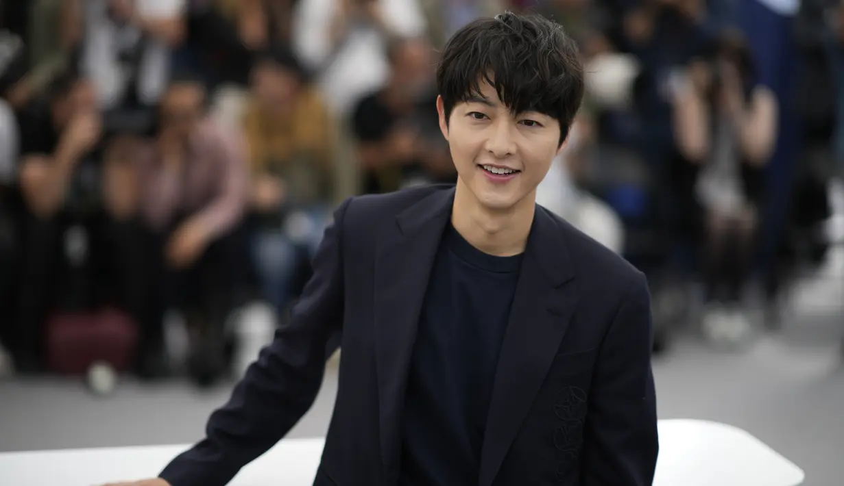 <p>Dengan gaya rambur berponi, bukankah wajah Song Joong Ki tampak lebih muda? Untuk mengingatkan, suami Katy Louise Saunders sudah berusia 37 tahun dan akan segera menjadi ayah. (AP Photo/Daniel Cole)</p>