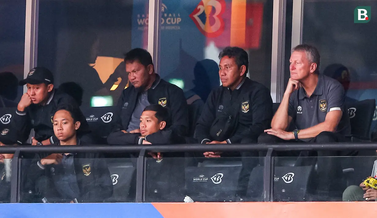 Pelatih kepala Timnas Indonesia U-17, Bima Sakti (kedua kanan) bersama konsultan pelatih Timnas Indonesia U-17, Frank Wormuth (kanan) saat menonton laga Grup H Piala Dunia FIBA 2023 antara Kanada melawan Latvia di Indonesia Arena, Senayan, Jakarta, Selasa (29/08/2023). (Bola.com/Bagaskara Lazuardi)