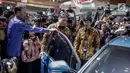 Menteri Perindustrian Airlangga Hartarto melihat mobil yang dipamerkan pada pameran otomotif Indonesia International Motor Show (IIMS) 2019 di JiExpo Kemayoran, Jakarta, Kamis (25/4). Untuk hajatan tahun ini, acara resmi dibuka oleh Menperin Airlangga Hartarto. (Liputan6.com/Faizal Fanani)