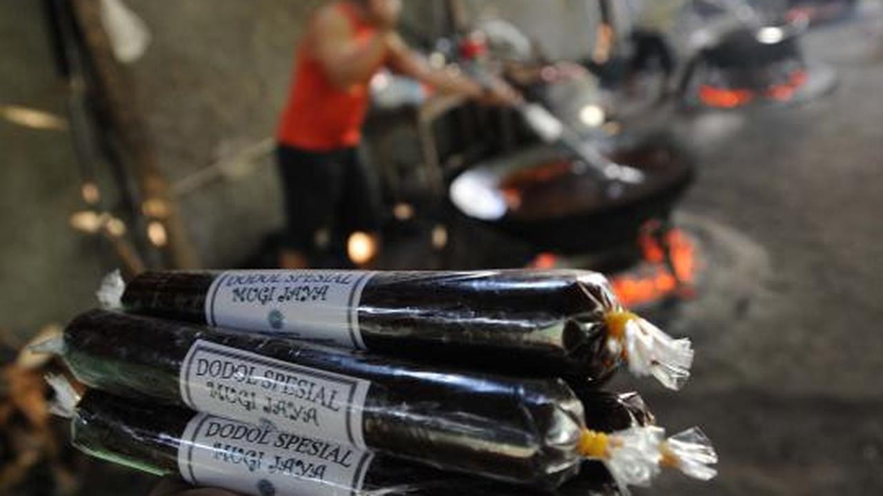Pembuat dodol khas Betawi