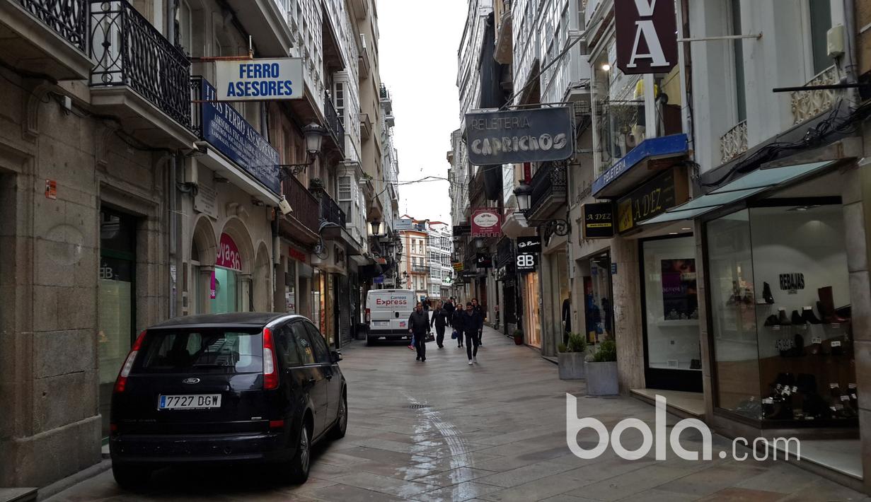 Calle Real, sebuah jalan kota La Coruna yang menjadi tujuan turis mencari oleh-oleh. (Bola.com/Okky Herman Dilaga)
