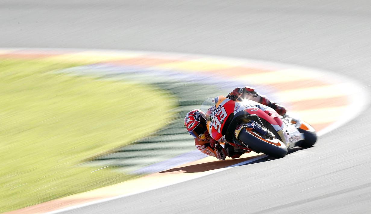 Pebalap Spanyol, Marc Marquez mengikuti sesi latihan bebas di Sirkuit Ricardo Tomo, Valencia, Spanyol, Jumat (6/11/2015). (EPA/Manuel Bruque)