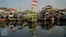 Deretan perahu nelayan bersandar di Kampung Dadap, Tangerang, Rabu (18/5). Rencananya, Pemerintah Kabupaten Tangerang akan melakukan penertiban kawasan tersebut pada akhir Mei 2016. (Liputan6.com/Gempur M Surya)
