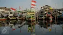 Deretan perahu nelayan bersandar di Kampung Dadap, Tangerang, Rabu (18/5). Rencananya, Pemerintah Kabupaten Tangerang akan melakukan penertiban kawasan tersebut pada akhir Mei 2016. (Liputan6.com/Gempur M Surya)