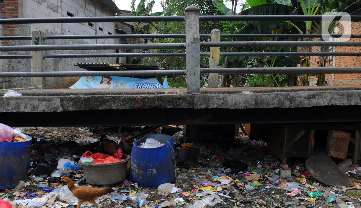 Tumpukan sampah terhampar di sepanjang proyek sodetan Kali Klender yang pembangunannya telah mangkrak. (merdeka.com/Imam Buhori)