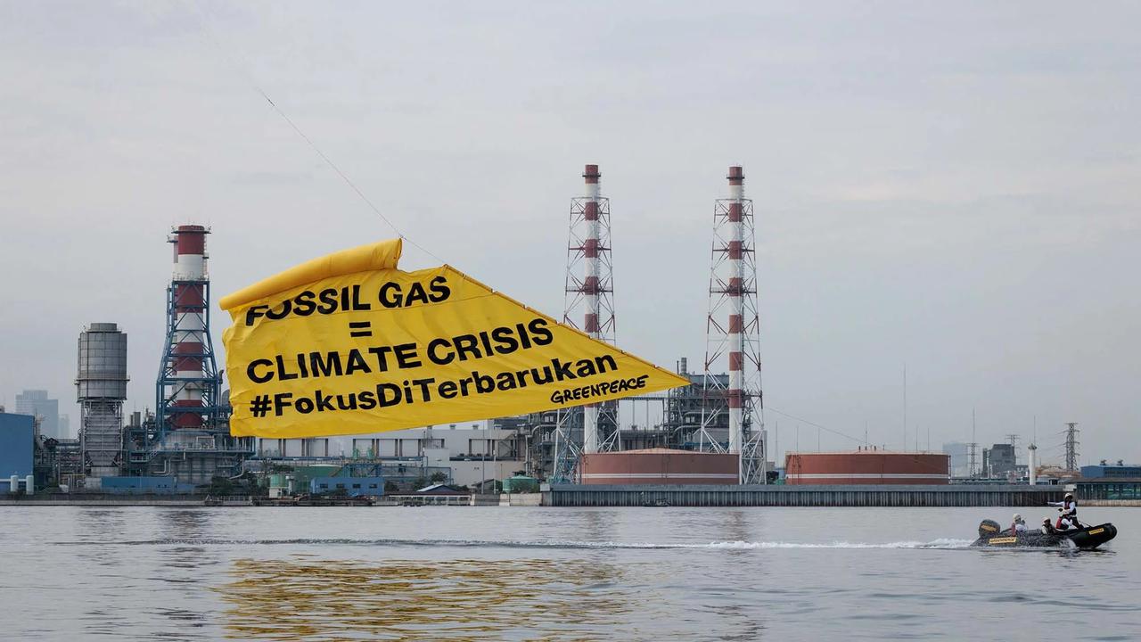 FOTO: Aksi Aktivis  Greenpeace di PLTU Muara Karang Soroti Arah Kebijakan Energi Indonesia