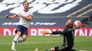 3. Harry Kane - Kane menjadi andalan di lini serang Tottenham dalam mencetak gol. Pemain berusia 27 tahun ini mampu produktif dalam mencetak gol, musim ini kane mengoleksi 18 gol dari 29 penampilannya di premier league. (AFP/Adam Davy/pool)