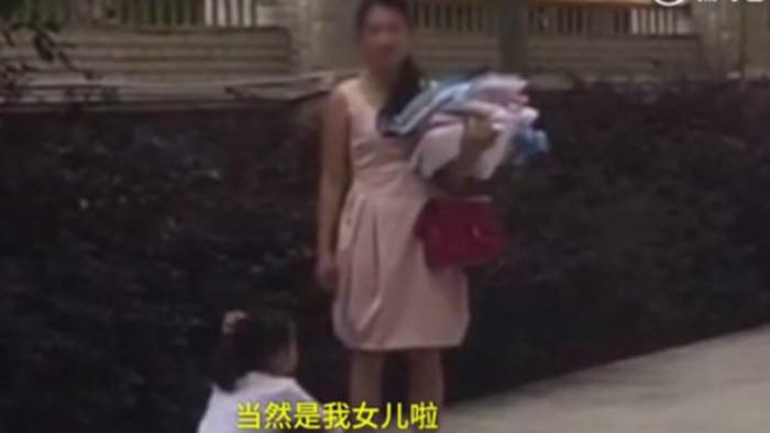 Dengan tumpukan kertas di tangan kiri sambil membawa sebuah tas merah, guru keji itu terus menyeretnya dengan sekuat tenaga sampai seorang kurir yang merekam peristiwa tersebut menegurnya.(Shanghaiist.com)