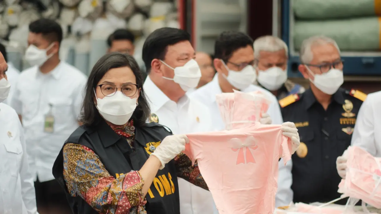 Menteri Keuangan Sri Mulyani saat menunjukkan barang penyelundupan yang telah disita. (Istimewa)