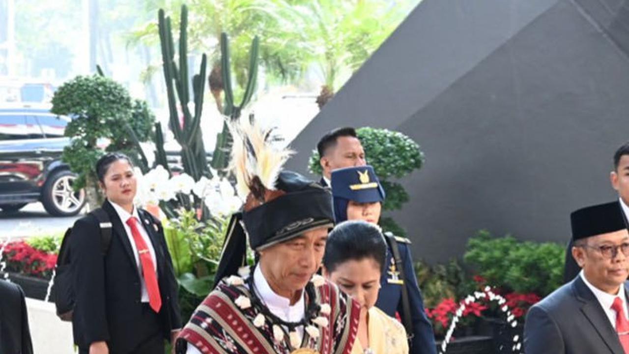 Marthen menjelaskan, penutup kepala dalam baju adat Tanimbar adalah simbol perlindungan yang harus diberikan masyarakat pada sang pemimpin.