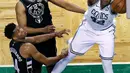 Aksi pemain Boston Celtics, Al Horford (42) melakukan dunks saat melawan Milwaukee Bucks pada laga playoffs NBA basketball di TD Garden, Boston, (24/4/2018). Celtics menang  92-87. (AP/Charles Krupa)
