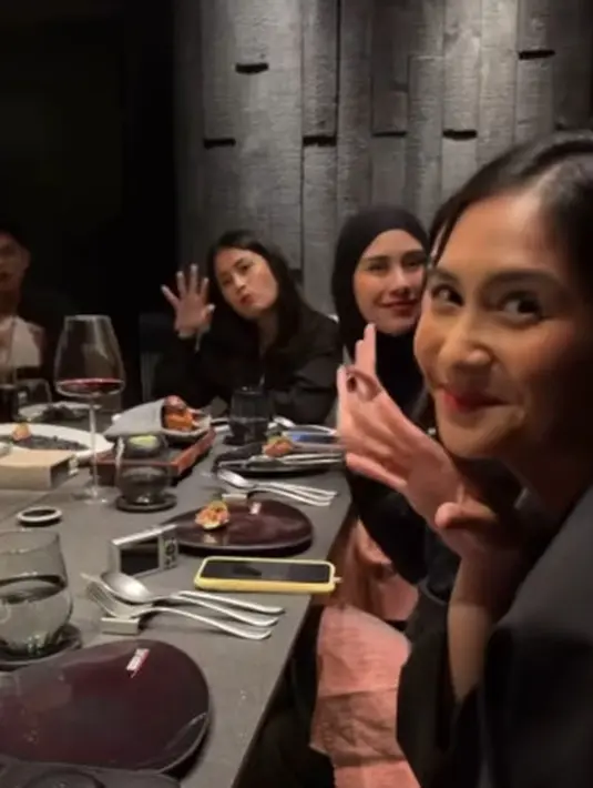 Uniknya, kumpulan kakak beradik dan teman dekat ini kompak kenakan outfit serba hitam dan lipstik merah [@keanuagl]