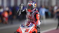 Selebrasi pembalap Pramac Racing, Johann Zarco, setelah finis kedua pada balapan MotoGP Doha di Sirkuit Losail, Senin (5/4/2021) dinihari WIB. (AFP/Karim Jaafar)