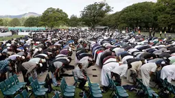 Umat muslim melaksanakan salat Jumat di Hagley Park, sepekan setelah serangan teror di Kota Christchurch, Selandia Baru, Jumat (22/3). Salat Jumat itu disiarkan langsung secara nasional di Selandia Baru oleh sejumlah media massa setempat. (AP/Mark Baker)