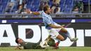 Penyerang Lazio, Ciro Immobile, berebut bola dengan bek Brescia, Andrea Papetti, pada laga lanjutan Serie A pekan ke-37 di Stadion Olimpico, Kamis (30/7/2020) dini hari WIB. Lazio menang 2-0 atas Brescia. (AP Photo/Riccardo De Luca)