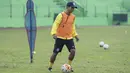 Pelatih Arema Cronus, Joko Susilo, memimpin latihan anak asuhnya jelang laga menghadapi Sriwijaya FC pada Piala Jenderal Sudirman di Stadion Gajayana, Malang, Jumat (20/11/2015). (Bola.com/Vitalis Yogi Trisna)