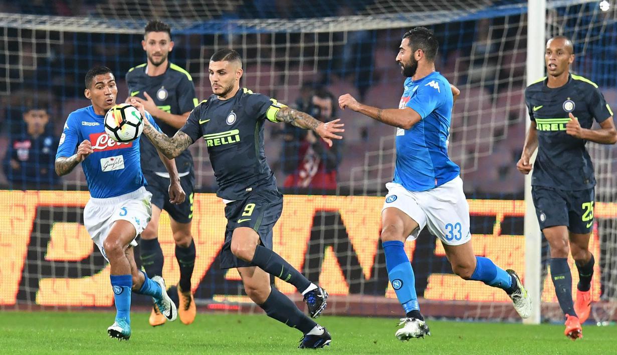 Striker Inter Milan, Mauro Icardi, berebut bola dengan bek Napoli, Raul Albiol, pada laga Serie A Italia di Stadion San Paolo, Naples, Sabtu (21/10/2017). Napoli bermain imbang 0-0 dengan Inter Milan. (AP/Ciro Fusco)