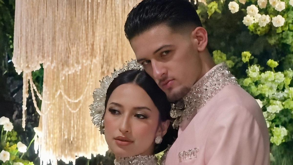 Pesona Jennifer Coppen dalam Kebaya Pink Glamor dan Sanggul Khas Bali, Serasi dengan Justin Hubner di Malam Akad Nikah