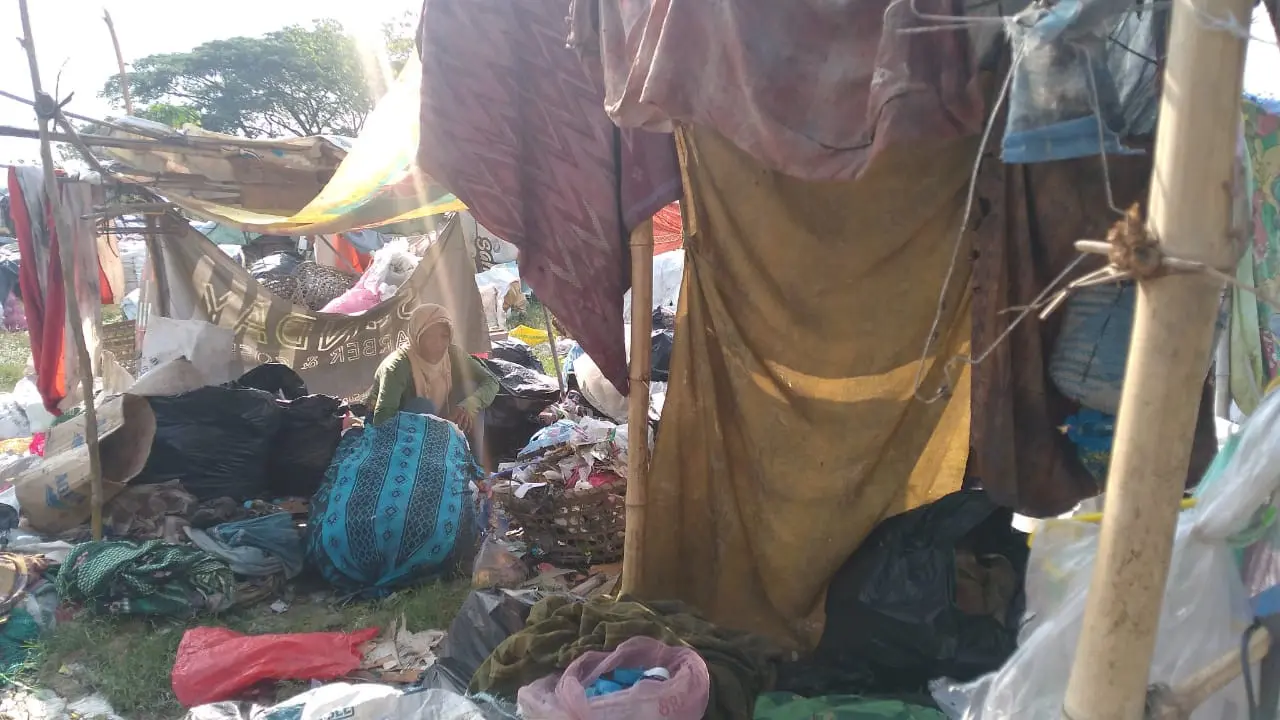 Tampak emak-emak paruh baya di TPA Temurejo, Kecamatan Blora, Kabupaten Blora, sedang berteduh di balik tenda ala kadarnya. (Liputan6.com/Ahmad Adirin)