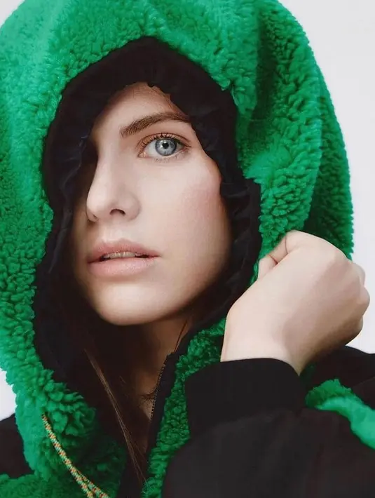 Alexandra Daddario memulai kariernya sejak usia 11 tahun. Debutnya di layar kaca dijalani pada usia 16 tahun dalam serial 'All My Children'. (Instagram/alexandradaddario)