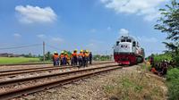 KA Argo Lawu melintasi jalur kereta Stasiun Pegadenbaru Subang setelah diperbaiki usai anjloknya KA Argo Bromo Anggrek pada Jumat, 1 Agustus 2025. (dok. Humas PT KAI)