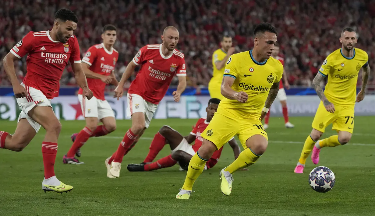 Striker Inter Milan, Lautaro Martinez menguasai bola di daerah pertahanan Benfica pada laga leg pertama babak perempatfinal Liga Champions 2022/2023 di Luz Stadium, Benfica, Rabu (12/4/2023) dini hari WIB. (AP Photo/Armando Franca)