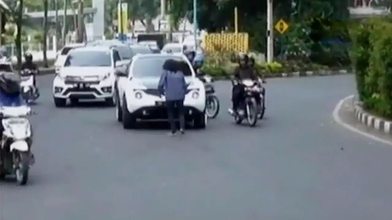VIDEO: Remaja di Medan Coba Bunuh Diri dengan Ditabrak Mobil