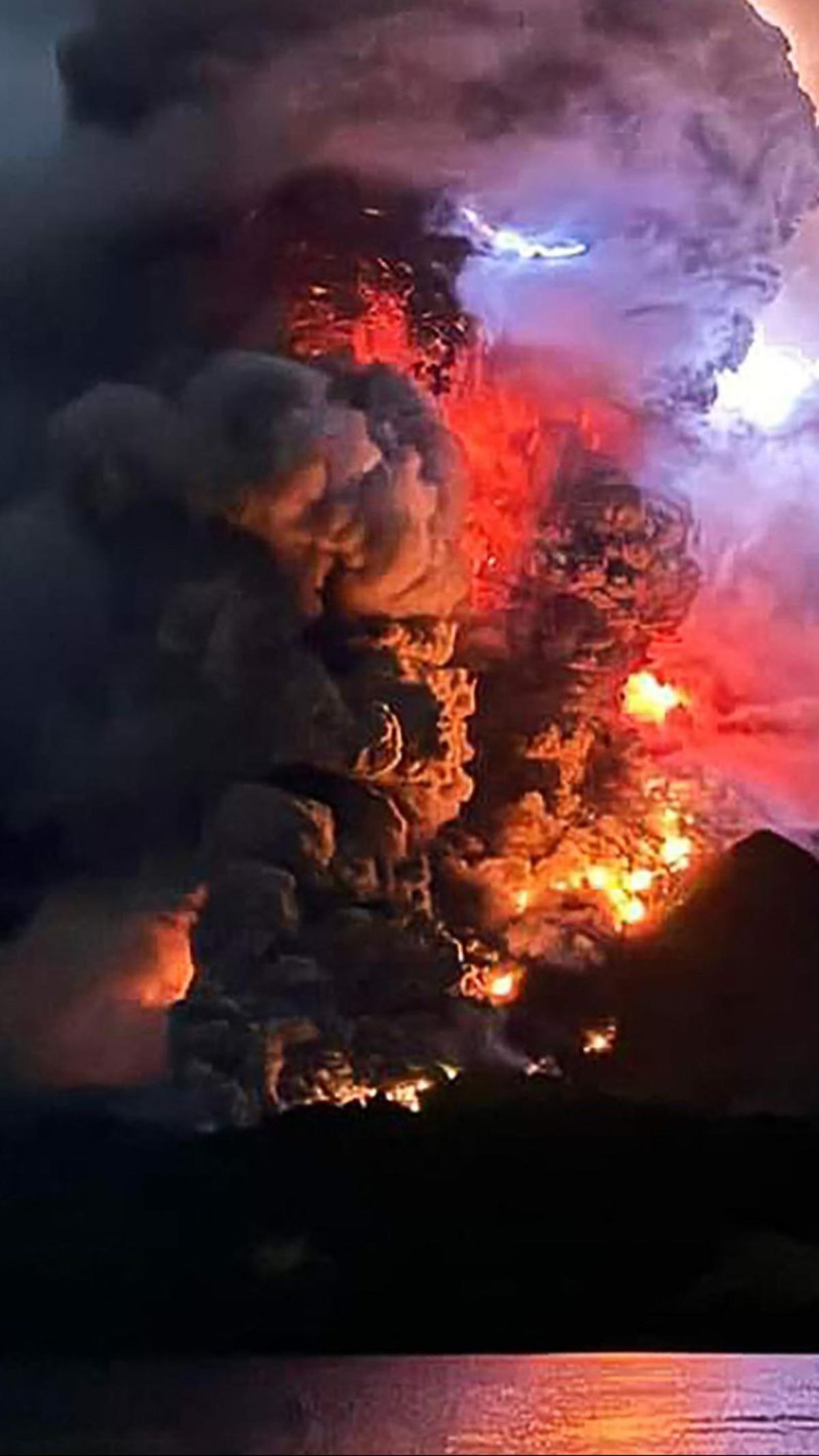 Letusan dahsyat Gunung Ruang ini terjadi setelah 22 tahun lamanya gunung tersebut tertidur.&nbsp;Foto: AFP/Handout/PVMBG