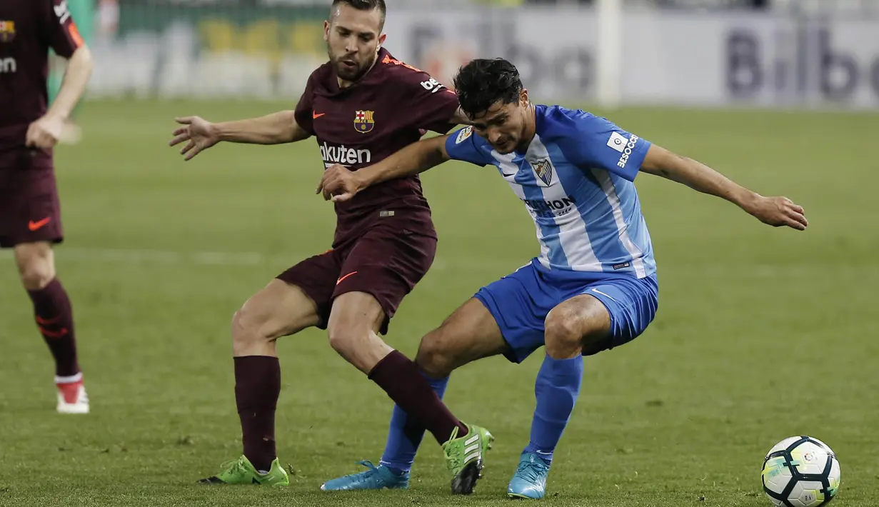 Bek Barcelona, Jordi Alba, berebut bola dengan gelandang Malaga, Chory Castro, pada laga La Liga di Stadion La Rosaleda, Sabtu (10/3/2018). Malaga takluk 0-2 dari Barcelona. (AP/M.Pozo)