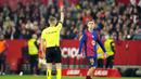 Pemain Barcelona, Fermin Lopez diganjar kartu merah oleh wasit setelah melakukan tekel keras kepada pemain Sevilla, Djibril Sow dalam laga lanjutan Liga Spanyol 2024/2025 di Ramon Sanchez Pizjuan Stadium, Sevilla, Spanyol, Senin (10/02/2025) dini hari WIB. (AP Photo/Jose Breton)