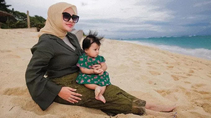 OOTD Selebriti saat Bermain di Pantai Bareng Anak