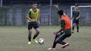 Pemain Timnas Indonesia U-19, Khairul Zakiri, menggiring bola saat latihan di Stadion Padjadjaran, Bogor, Kamis (26/9). Latihan ini merupakan persiapan jelang kualifikasi Piala Asia 2020. (Bola.com/Yoppy Renato)