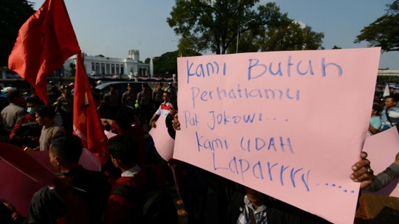 Puluhan demonstran dari Aliansi Tarik Mandat geruduk Istana Negara