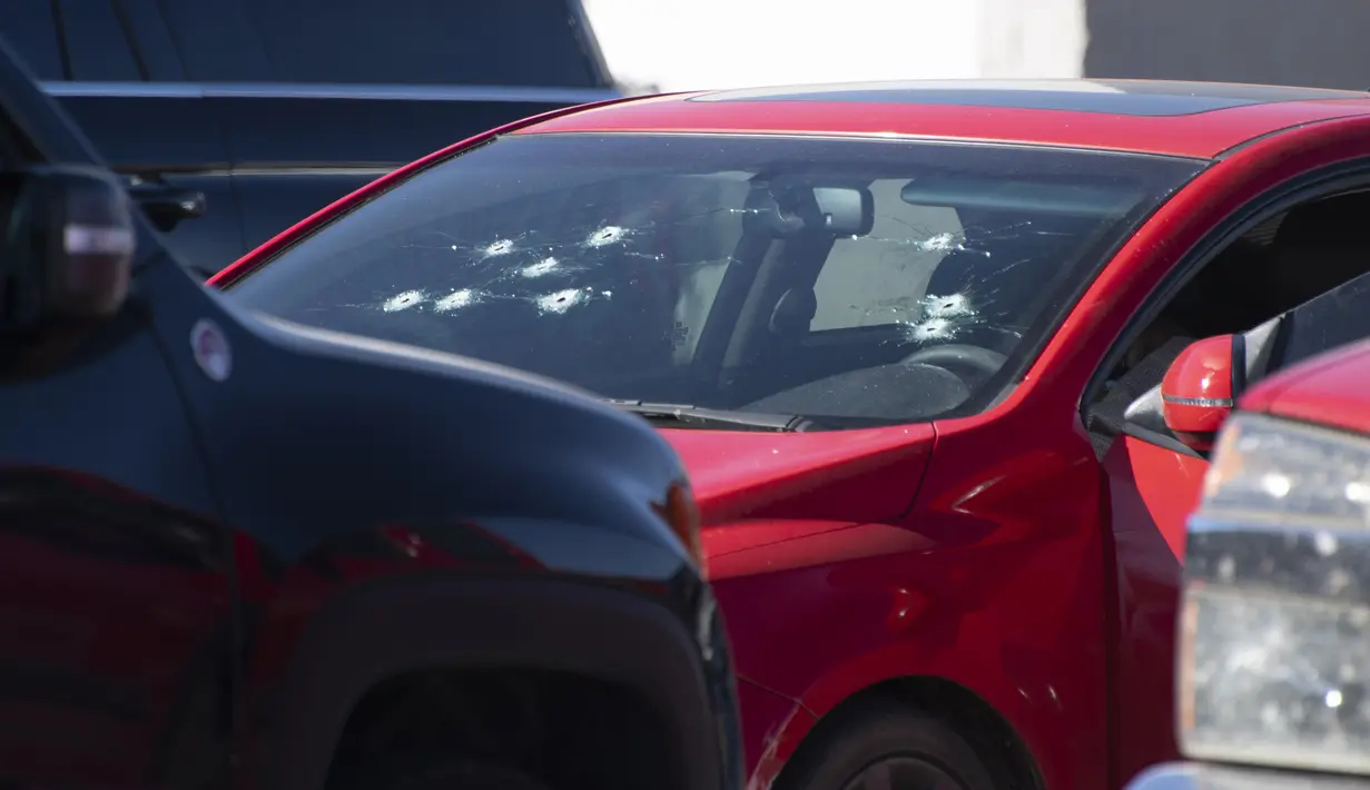 Lubang peluru terlihat pada kaca depan mobil setelah penembakan di tempat parkir Walmart, Duncan, Oklahoma, Amerika Serikat, Senin (18/11/2019 ). Menurut Kepala Polisi Duncan Danny Ford seorang pria diduga menembak korban pria dan wanita sebelum menembak diri sendiri. (J Pat Carter/Getty Images/AFP)