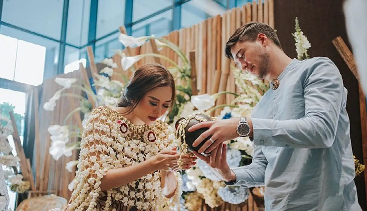 Meski suami berasal dari Brasil, Aura Kasih pun tak sungkan melakukan adat 7 bulanan. Menurut Aura, tujuan prosesi ini bertujuan untuk memperkenalkan budaya Indonesia pada sang suami. (Liputan6.com/IG/aurakasih)