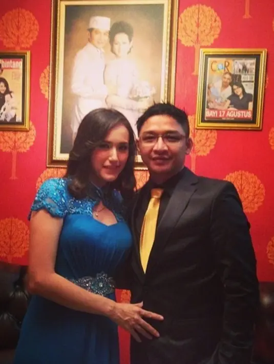 Banyak yang beranggapan jika tersebarnya foto mesra Angel Karamoy dan Pasha Ungu merupakan bagian dari black campaign. Pasalnya saat ini Pasha sedang mencalonkan diri sebagai Wali Kota Palu, Sulawesi Tengah. (via instagram/@pashaungu)