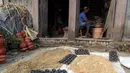 Seorang pembuat tembikar membuat lampu tanah untuk Festival Tihar atau Yama Panchak di Bhaktapur, Nepal, 21 Oktober 2022. Selama festival lima hari yang mirip dengan Festival Diwali di India tersebut, umat Hindu mendekorasi rumah dan tempat ibadah mereka. (AP Photo/Niranjan Shrestha)