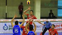 Pevoli Surabaya Samator, Rendy Ferbriant, melakukan spike ke arah pemain Palembang Bank Sumsel Babel pada putaran pertama Proliga 2016 di GOR Ken Arok, Malang, Sabtu (20/2/2016). (Bola.com/Nicklas Hanoatubun)