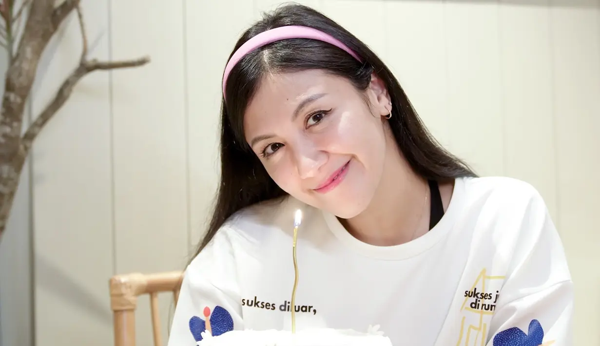 Pamer senyuman manis, kebahagiaan terpancar jelas di wajah Sharena Delon. Awet muda, netizen sebut jika Sharena masih seperti gadis usia 21 tahun. Ketika rayakan ulang tahun di rumah, Sharena tampil simpel dengan kaus oversized warna putih dan celana pendek, tak heran jika ibu dua anak ini disebut seperti ABG. Rambutnya dibiarkan digerai, kemudian dipercantik dengan bando pink. (Liputan6.com/IG/@mrssharena)