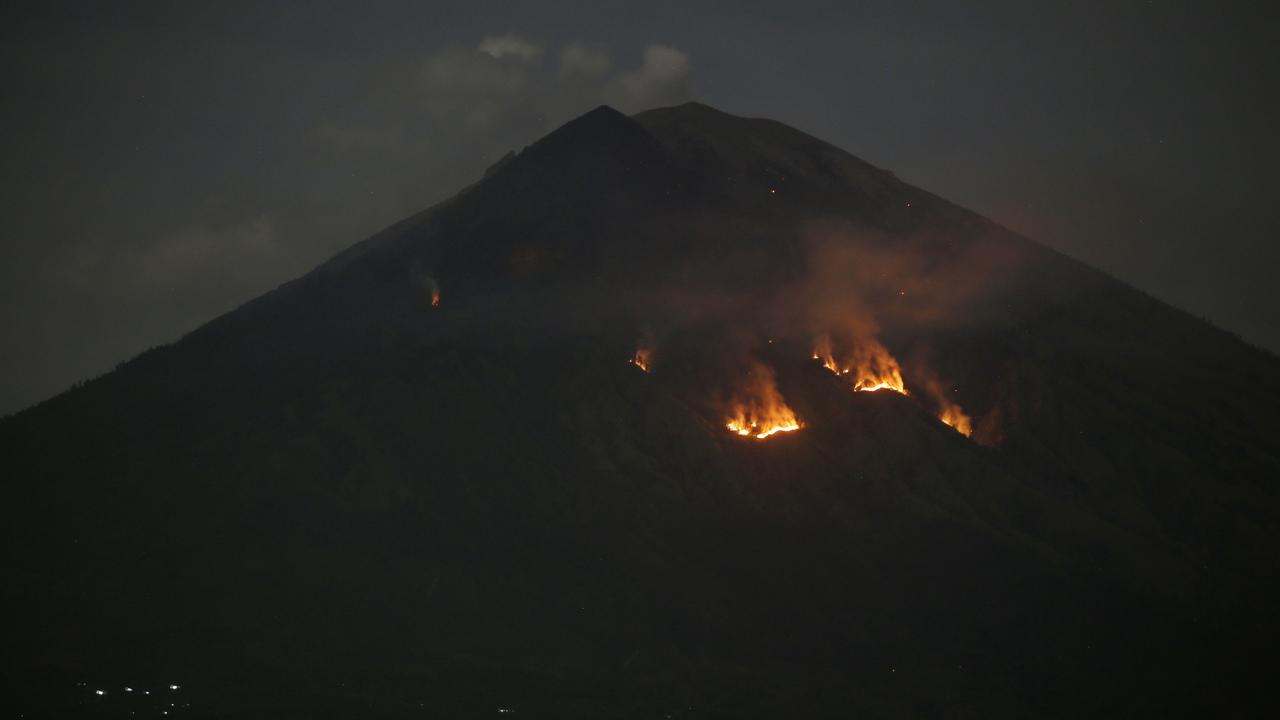 Gunung Agung Semburkan Lava Pijar