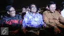 Soni Sumarsono (tengah) duduk bersama Djarot (kiri) dan Ahok saat menghadiri serah terima laporan nota singkat pelaksanaan tugas di Balai Agung DKI, Sabtu (11/2). (Liputan6.com/Immanuel Antonius)