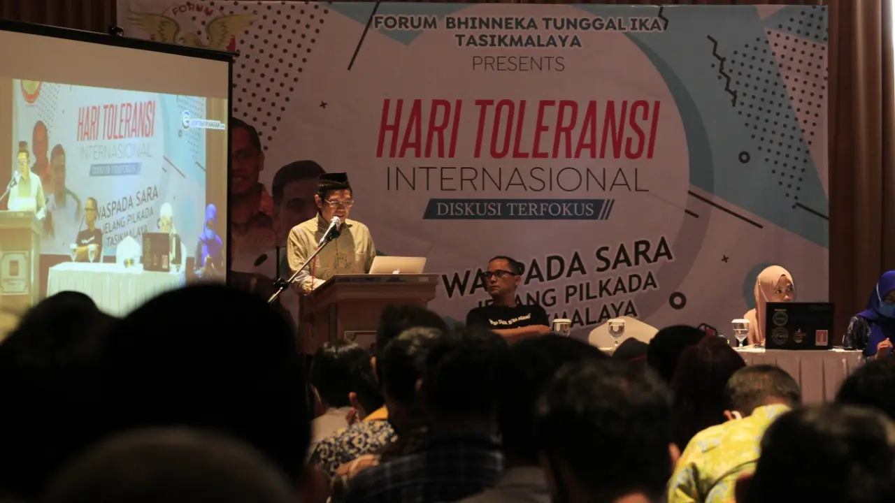 Beberapa pembicara tengah menyampaikan materinya pentingnya menanggalkan isu SARA dalam setiap konstelasi politik, termasuk Pilkada Tasikmalaya, Jawa Barat kali ini.