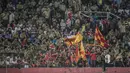 Para anggota TNI mengibarkan bendera-bendera mendukung PS TNI bertanding melawan Pusamania Borneo FC di Stadion Gelora Delta Sidoarjo, Jawa Timur, Rabu (18/11/2015). (Bola.com/Vitalis Yogi Trisna)