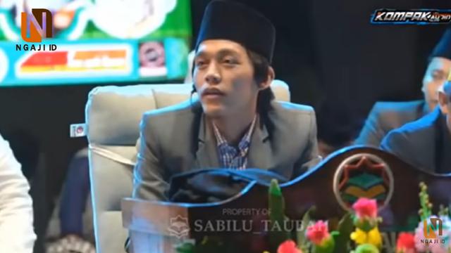 Gus Iqdam sedang bercakap-cakap dengan Mbah Zaenuri