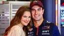 Aktris Amerika Serikat, Drew Barrymore (kiri) berfoto bersama salah satu pembalap Red Bull, Sergio Perez saat mengunjungi paddock tim Red Bull Racing menjelang Formula 1 GP Amerika Serikat 2023 di Circuit of The Americas, Austin, Texas, Kamis (19/10/2023) waktu setempat. (AFP/Mark Thompson)