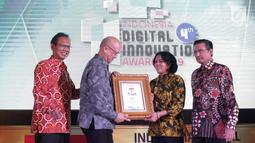 Managing Director Head of Digital Banking PT Bank DBS, Leonardo Koesmanto (kedua kiri) menerima penghargaan pada malam penganugerahan Indonesia Digital Innovation Award 2019 di Balai Kartini, Jakarta, Jumat (22/2). (Liputan6.com/Faizal Fanani)