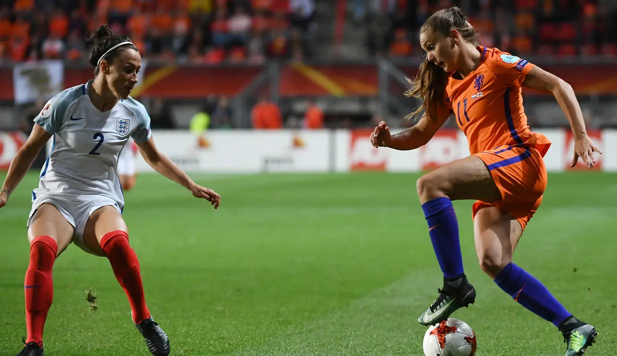 Lieke Martens (kanan) berusaha melewati bek Inggris Lucia Bronze saat pertandingan semifinal UEFA Women's Euro 2017 di Stadion FC Twente, di Enschede (3/8). Lieke Martens menandatangani kontrak untuk FC Barcelona pada 12 Juli 2017. (AFP Photo/John Thys)