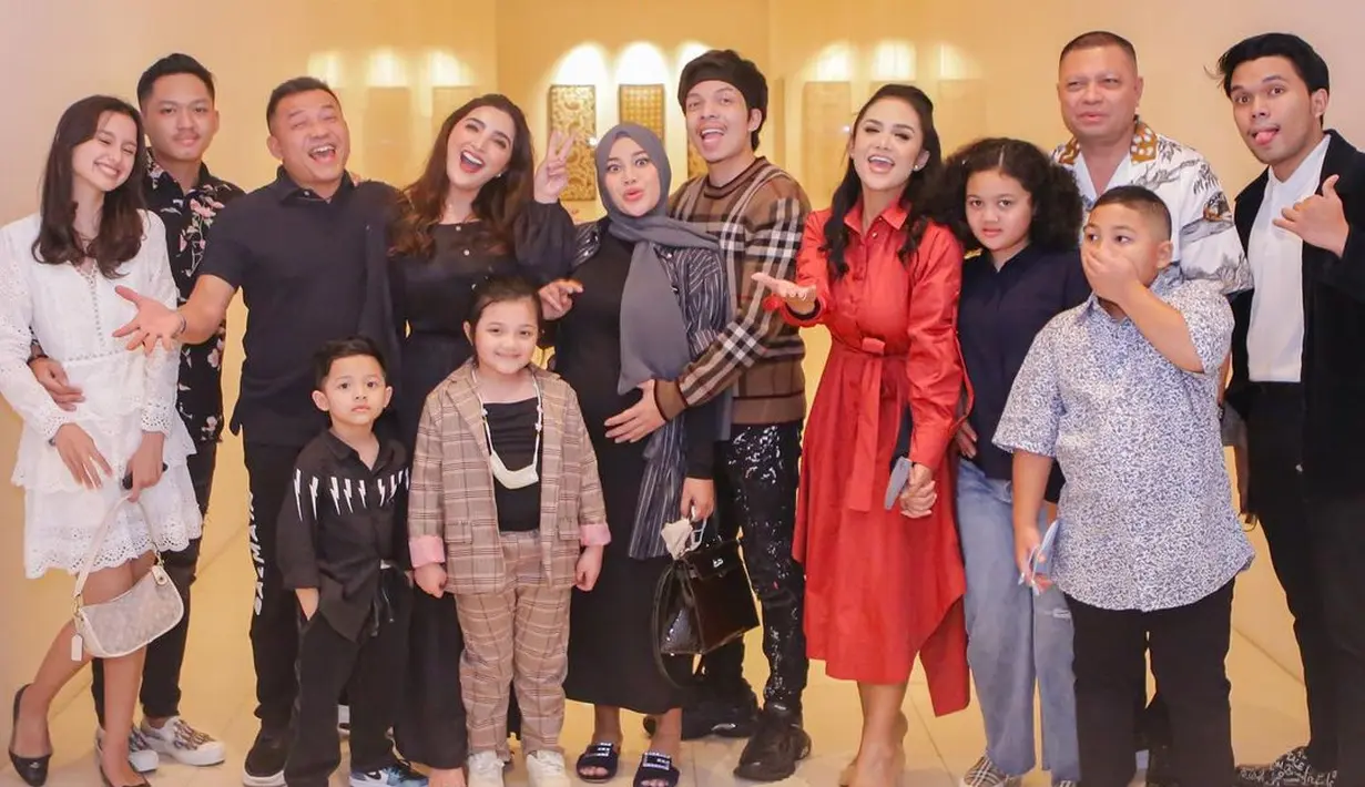 Keluarga Anang Hermansyah dan Raul Lemos (Instagram/krisdayantilemos)