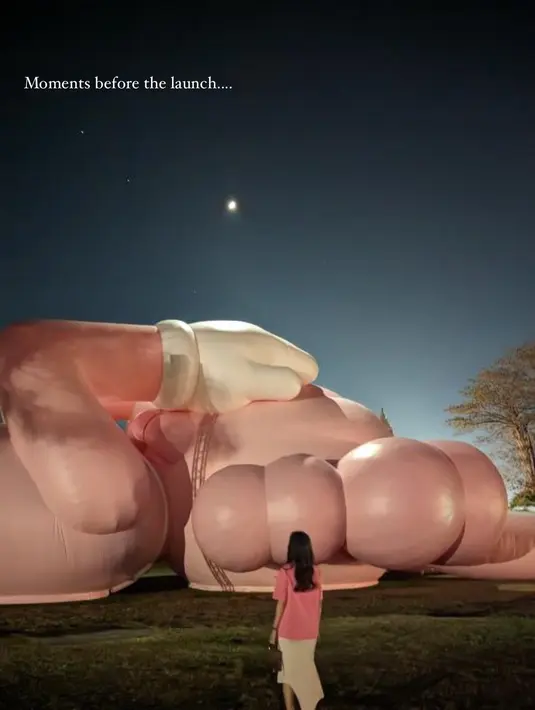 Senada dengan patung KAWS, Raline Shah pun pilih busana yang kasual feminin [@ralineshah]